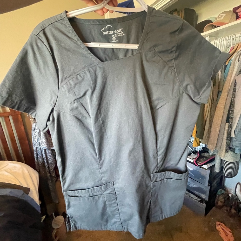 Scrub tops - Picture 2 of 3